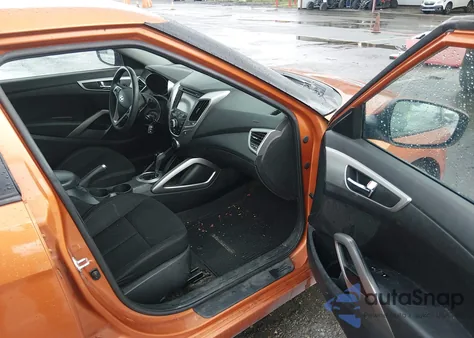 2013 Hyundai Veloster Base W/Black z USA, uszkodzony, nr VIN KMHTC6AD1DU168068